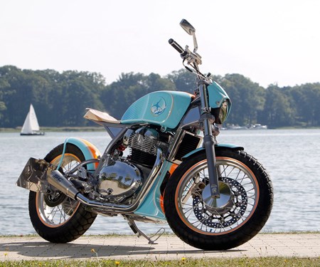 Motorrad-Bläsing  - Royal Enfield GT650 "Beach Cruiser" - Sieger des Busted Knuckles Contest Europe
