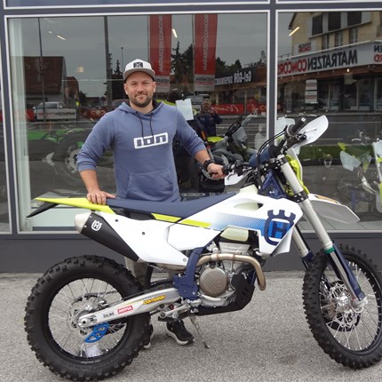 Übergabe einer Husqvarna Fe 350 
Philipp hat seine neue Husqvarna FE 350 abgeholt. Die geplanten Enduro-Touren im In- und Ausland können starten. Wir wünsche ... Weiter >>