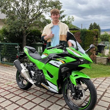 Warum ich Motorradfahre: Weil ich das Recht auf Freiheit habe! 
Etienne kann seine Freiheit auf zwei Rädern in vollen Zügen genießen. Mit der Übernahme seiner neuen Kawasaki Ninja 500 SE   ... Weiter >>