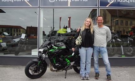 Vergiss das Krönchen, diese Prinzessinf trägt einen Motorradhelm!!