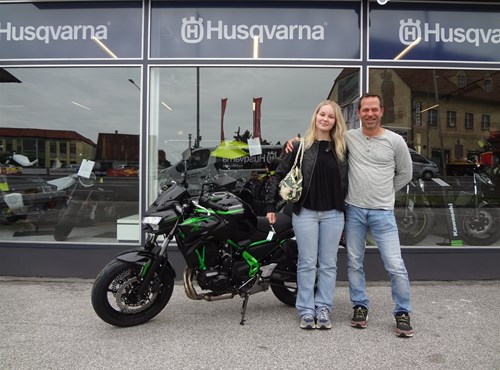 Vergiss das Krönchen, diese Prinzessinf trägt einen Motorradhelm!!