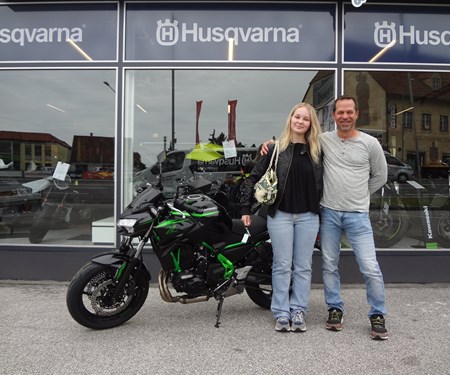 Vergiss das Krönchen, diese Prinzessinf trägt einen Motorradhelm!!