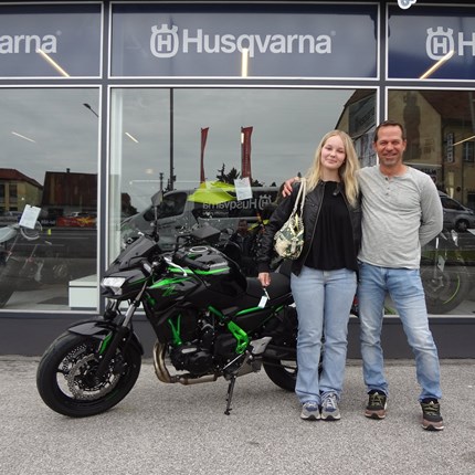Vergiss das Krönchen, diese Prinzessinf trägt einen Motorradhelm!! 
Endlich ist es so weit ! Lea kann ihre  neue Kawasaki Z 650 übernehmen! Wir wünschen viel Spaß und viele tolle und unfallfre ... Weiter >>