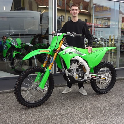 Willkommen in der Kawasaki MX- Familie ! 
Max  holt  heute seine sehr persönlich konfigurierte  Kawasaki KX 250 ab. Mit Öhlins Gabel und Öhlins Federbein, XTRIG Gabel ... Weiter >>