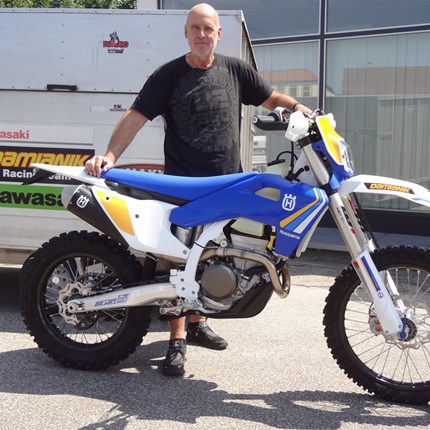 Die  Husqvarna Enduro Familie bekommt Verstärkung! 
Es freut uns ganz besonders dass wir heute an Günter eine neue Husqvarna FE 350 Heritage übergeben dürfen. Mit dieser Enduro ... Weiter >>