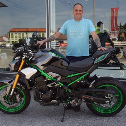 Meine Definition von Glück: 2 Räder, ein Motor und eine freie Straße 
Michael braucht jetzt nur noch freie Straßen. Sein Glück auf zwei Rädern hat er sich heute in Form einer Kawasaki Z 900 SE a ... Weiter >>