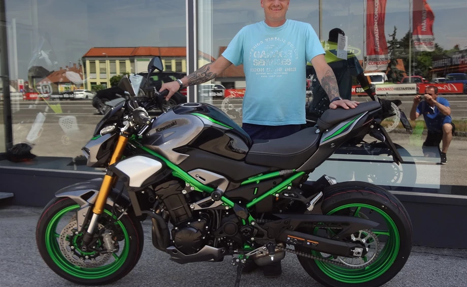 Meine Definition von Glück: 2 Räder, ein Motor und eine freie Straße Bild 1: Meine Definition von Glück: 2 Räder, ein Motor und eine freie Straße