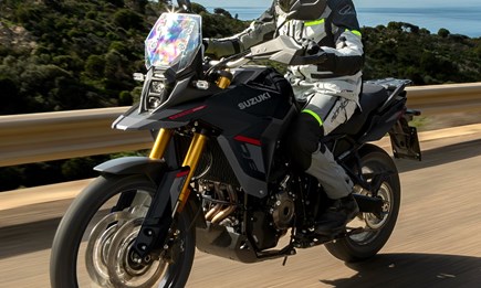 V-Strom 800DE holt erneut Testsieg im 800er-Reiseenduro Vergleichstest