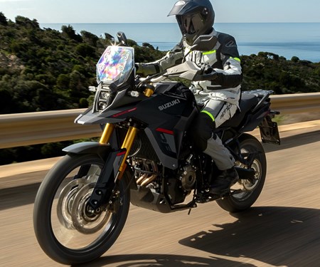 V-Strom 800DE holt erneut Testsieg im 800er-Reiseenduro Vergleichstest
