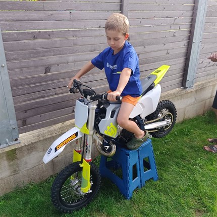 Herzlichen Glückwunsch zum Geburtstag! 
Ben bewegt ein E-Bike. Sein größter Wunsch ist endlich ein richtiges Motorrad zu fahren. Zu seinem Geburtstag wurde der Wuns ... Weiter >>