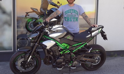  Immer dran denken: gummierte Seite nach unten, lackierte Seite nach oben! 