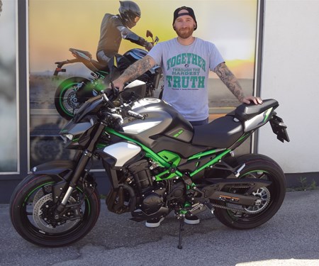  Immer dran denken: gummierte Seite nach unten, lackierte Seite nach oben! 