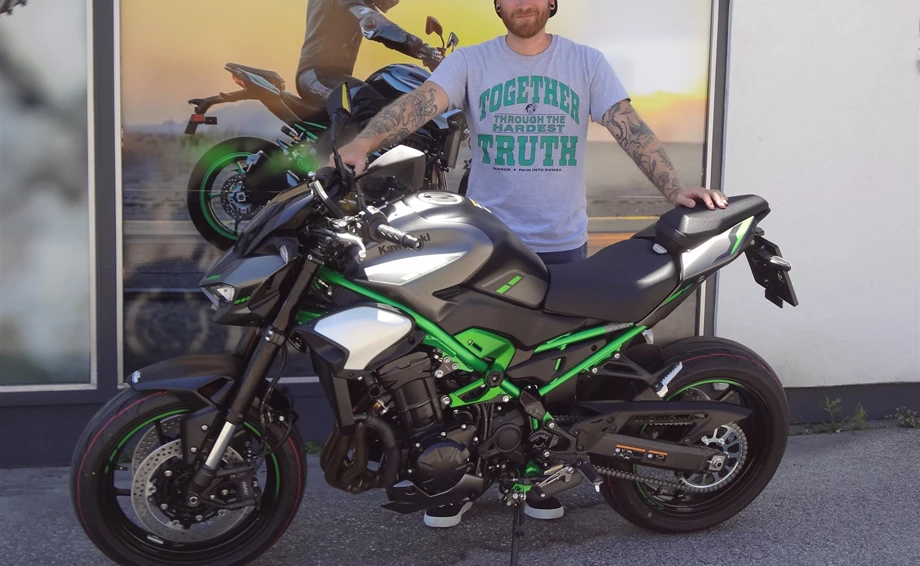 Immer dran denken: gummierte Seite nach unten, lackierte Seite nach oben!  Bild 1:  Immer dran denken: gummierte Seite nach unten, lackierte Seite nach oben!