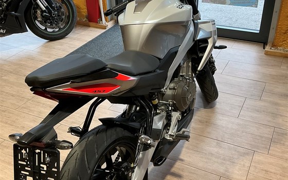 Aprilia Tuono 457 - Bild 2