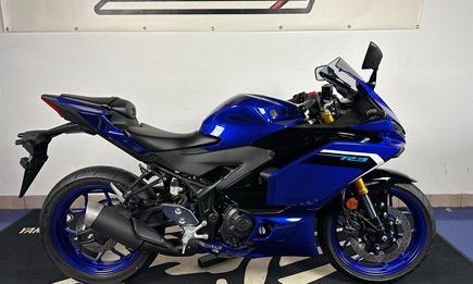 NEWS| 2025er Yamaha R3 in Icon Blue und Midnight Black auf Lager Video
