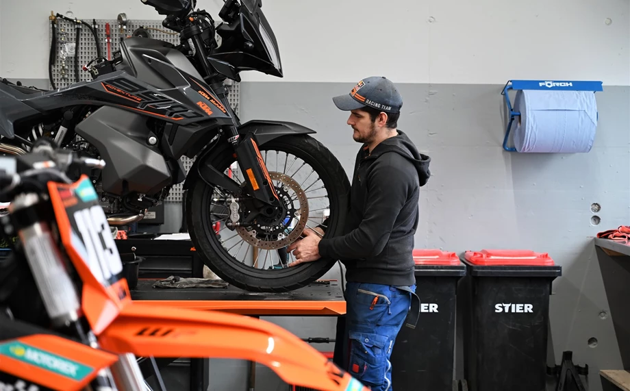 Dein Motorrad. Unser Service. Vereinbare jetzt deinen Werkstatt-Termin! Bild 1:  Dein Motorrad. Unser Service. Vereinbare jetzt deinen Werkstatt-Termin!