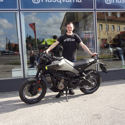 Die Leute sind wie Motorräder: Jedes ist ein bisschen anders! 
Für einige ist die Husqvarna Svartpilen 401 ein eigenwilliges Motorrad, für die anderen ist es das Bike schlecht hin. Michae ... Weiter >>