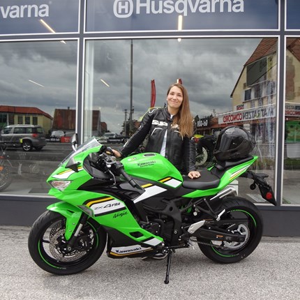 Alle Frauen sind gleich aber nur die Besten fahren Motorrad! 
Ramona ist die neue Kawasaki ZX 4-RR  probegefahren und es war Liebe auf den ersten Kilometer! Was tut man in so einen Fall: ... Weiter >>