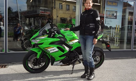 Motorradfahren ist viel zu schön, um es allein den Männern zu überlassen.  Motorradfahren ist viel zu schön, um es allein den Männern zu überlassen.