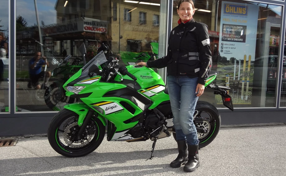 Motorradfahren ist viel zu schön, um es allein den Männern zu überlassen.  Bild 1: Motorradfahren ist viel zu schön, um es allein den Männern zu überlassen.