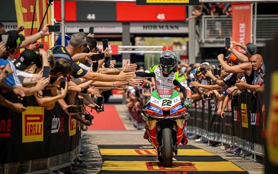 Lowes sichert Team bimota den ersten Podesterfolg | Kawasaki - Bild 1