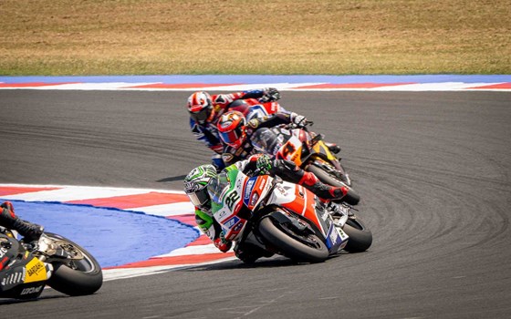 Lowes sichert Team bimota den ersten Podesterfolg | Kawasaki - Bild 3