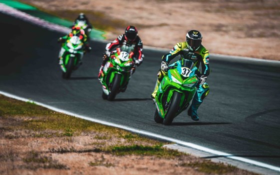 Kawasaki Ninja ZX-4RR Cup Rennwochenende in Oschersleben - Bild 1