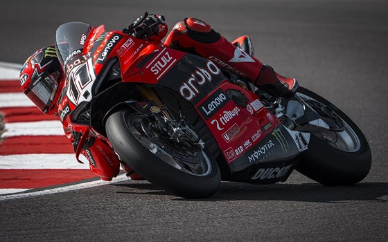 WSBK Runde 7 in Donington Park: Bulega in beiden Rennen auf P2, Doppel-Podium am Sonntag - Bild 10