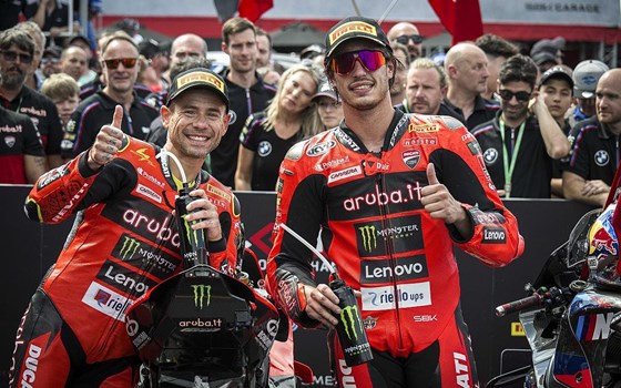 WSBK Runde 7 in Donington Park: Bulega in beiden Rennen auf P2, Doppel-Podium am Sonntag - Bild 11