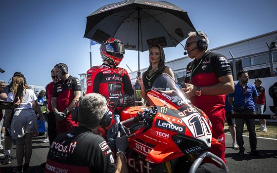 WSBK Runde 7 in Donington Park: Bulega in beiden Rennen auf P2, Doppel-Podium am Sonntag - Bild 12