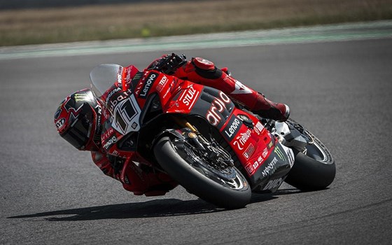 WSBK Runde 7 in Donington Park: Bulega in beiden Rennen auf P2, Doppel-Podium am Sonntag - Bild 13