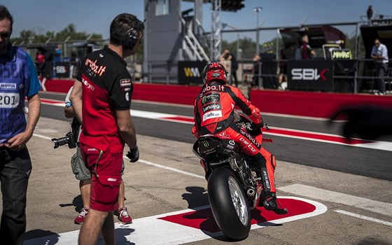 WSBK Runde 7 in Donington Park: Bulega in beiden Rennen auf P2, Doppel-Podium am Sonntag - Bild 14