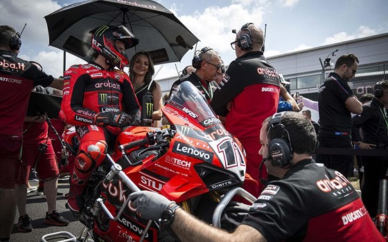 WSBK Runde 7 in Donington Park: Bulega in beiden Rennen auf P2, Doppel-Podium am Sonntag - Bild 15