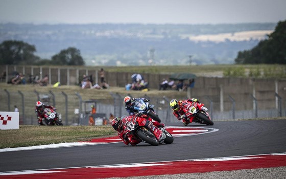 WSBK Runde 7 in Donington Park: Bulega in beiden Rennen auf P2, Doppel-Podium am Sonntag - Bild 16