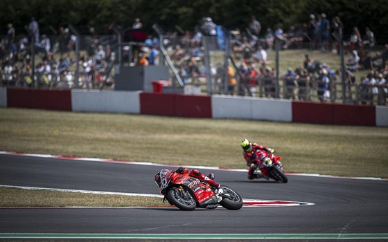 WSBK Runde 7 in Donington Park: Bulega in beiden Rennen auf P2, Doppel-Podium am Sonntag - Bild 17