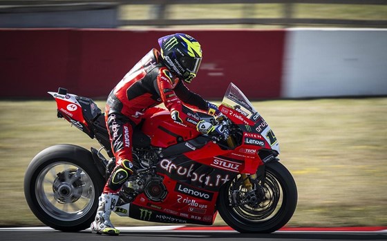 WSBK Runde 7 in Donington Park: Bulega in beiden Rennen auf P2, Doppel-Podium am Sonntag - Bild 19