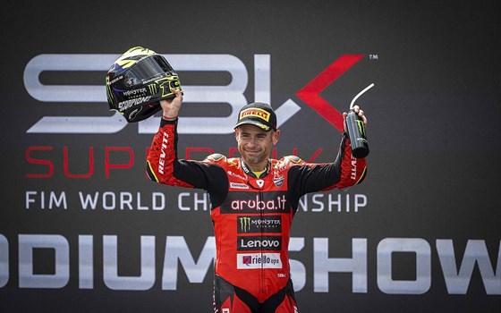 WSBK Runde 7 in Donington Park: Bulega in beiden Rennen auf P2, Doppel-Podium am Sonntag - Bild 21