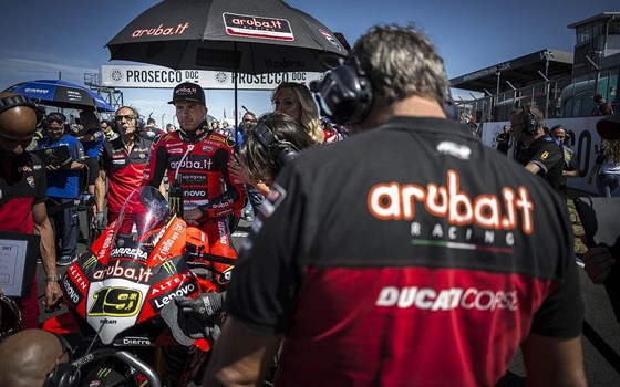 WSBK Runde 7 in Donington Park: Bulega in beiden Rennen auf P2, Doppel-Podium am Sonntag - Bild 23