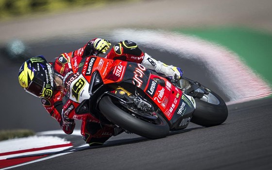 WSBK Runde 7 in Donington Park: Bulega in beiden Rennen auf P2, Doppel-Podium am Sonntag - Bild 24