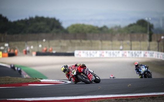 WSBK Runde 7 in Donington Park: Bulega in beiden Rennen auf P2, Doppel-Podium am Sonntag - Bild 25