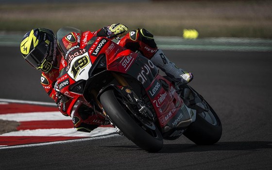 WSBK Runde 7 in Donington Park: Bulega in beiden Rennen auf P2, Doppel-Podium am Sonntag - Bild 26