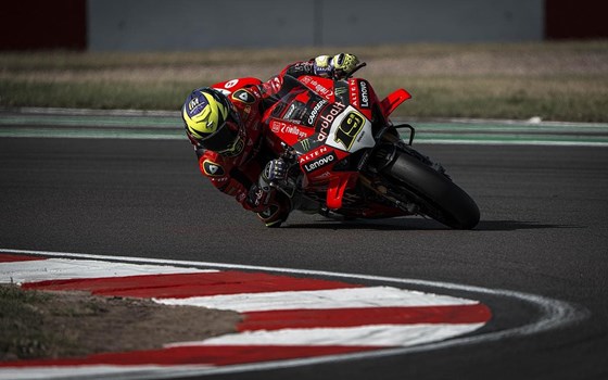 WSBK Runde 7 in Donington Park: Bulega in beiden Rennen auf P2, Doppel-Podium am Sonntag - Bild 27