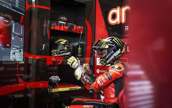 WSBK Runde 7 in Donington Park: Bulega in beiden Rennen auf P2, Doppel-Podium am Sonntag - Bild 28