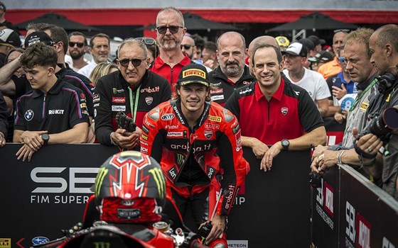 WSBK Runde 7 in Donington Park: Bulega in beiden Rennen auf P2, Doppel-Podium am Sonntag - Bild 6