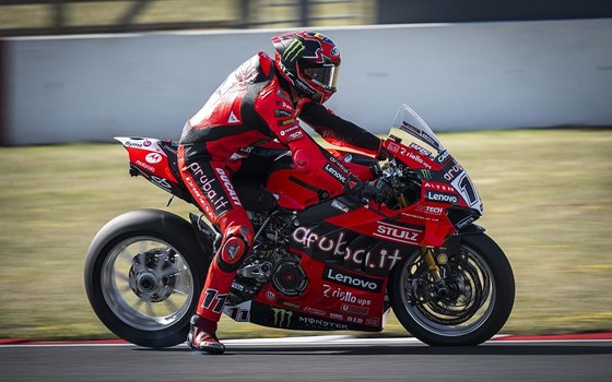 WSBK Runde 7 in Donington Park: Bulega in beiden Rennen auf P2, Doppel-Podium am Sonntag - Bild 7