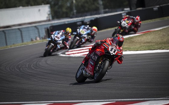 WSBK Runde 7 in Donington Park: Bulega in beiden Rennen auf P2, Doppel-Podium am Sonntag - Bild 8