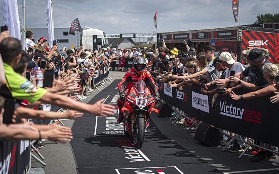 WSBK Runde 7 in Donington Park: Bulega in beiden Rennen auf P2, Doppel-Podium am Sonntag - Bild 9