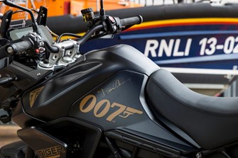 Daniel Craig versteigert signierte Triumph Sondermodelle zugunsten der RNLI