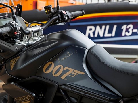 Daniel Craig versteigert signierte Triumph Sondermodelle zugunsten der RNLI