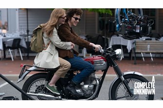 Die Triumph Bonneville T100 im Film A COMPLETE UNKNOWN